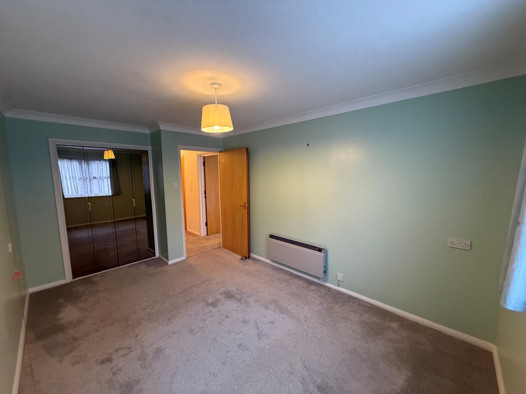 Lot: 73 - ONE-BEDROOM RETIREMENT FLAT - Alternative view of bedroom with double fitted wardrobe